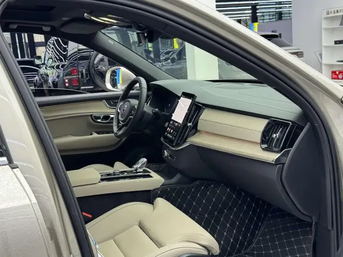 Volvo XC90 2025 Model Facelift B6 Smart Range Deluxe Edition 6 seat – фото 16