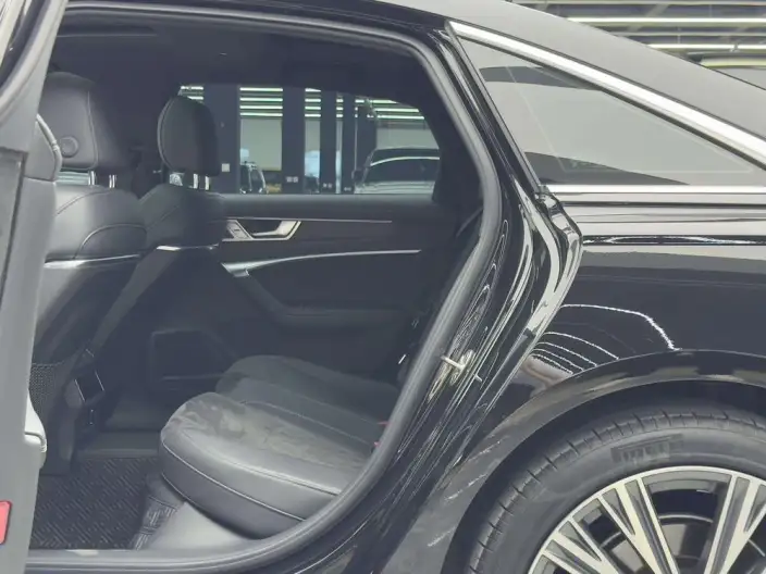 Audi A6L 2023 Model 55 TFSI quattro Exclusive Dynamic Model – фото 18