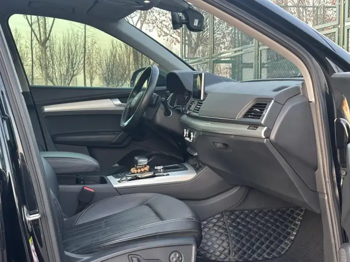Audi Q5L 2020 Model Facelift 40 TFSI Rong Xiang Fashion Model – фото 8