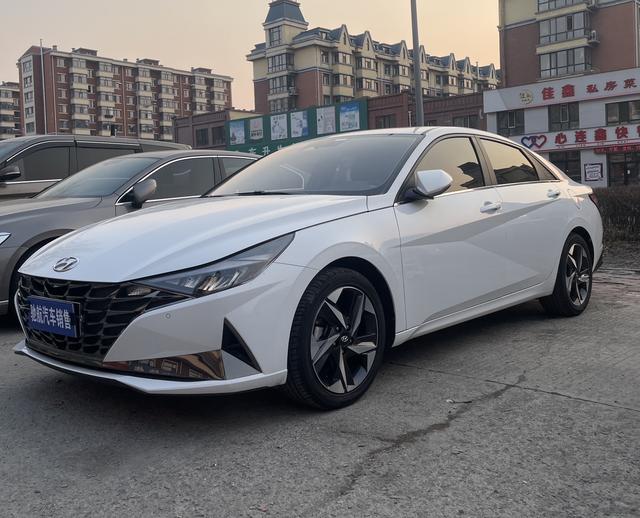 Hyundai Elantra 2021 1.5L CVT LUX Premium – фото 1