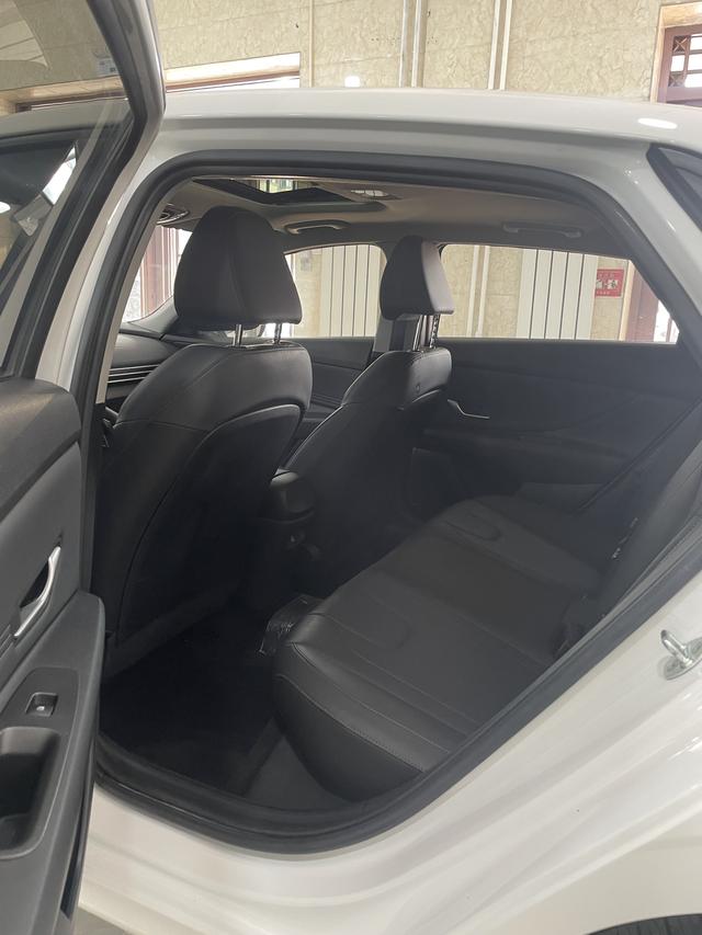 Hyundai Elantra 2021 1.5L CVT LUX Premium – фото 12