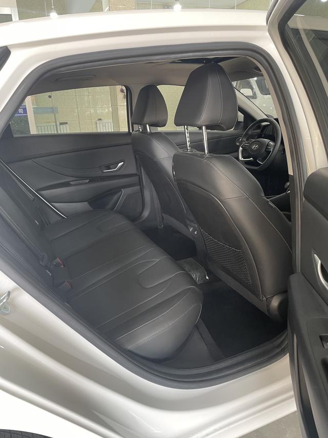 Hyundai Elantra 2021 1.5L CVT LUX Premium – фото 13