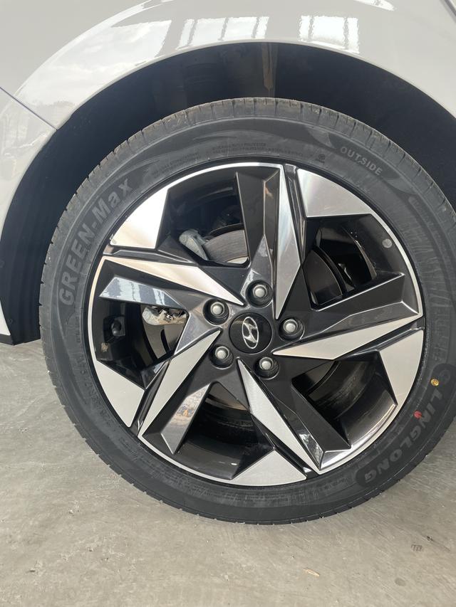 Hyundai Elantra 2021 1.5L CVT LUX Premium – фото 14