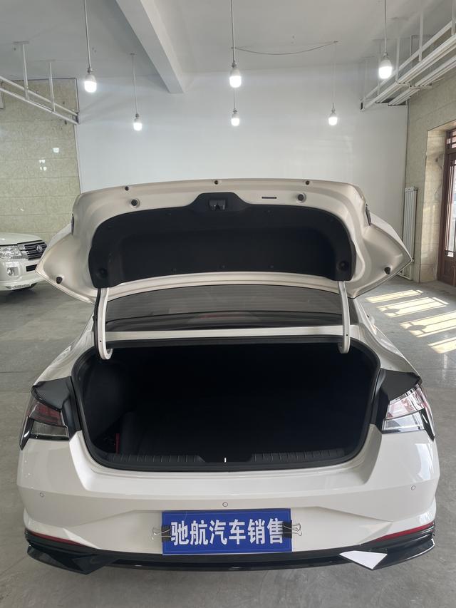 Hyundai Elantra 2021 1.5L CVT LUX Premium – фото 15