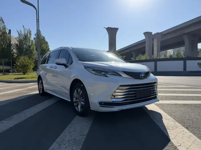 Toyota Sienna 2024 Model Hybrid 2.5L Comfort Edition – фото 3