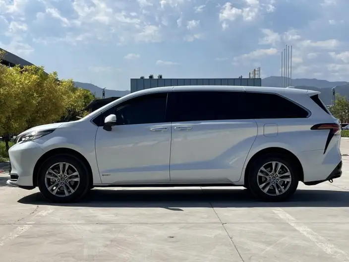 Toyota Sienna 2024 Model Hybrid 2.5L 4WD Premium Edition – фото 4