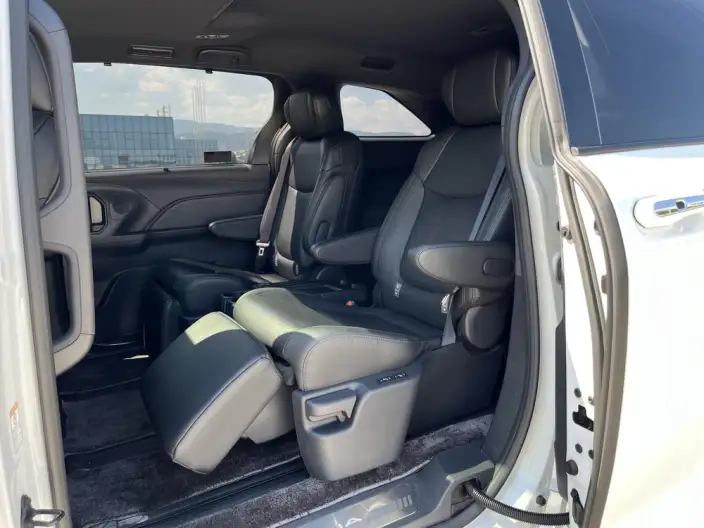 Toyota Sienna 2024 Model Hybrid 2.5L 4WD Premium Edition – фото 20