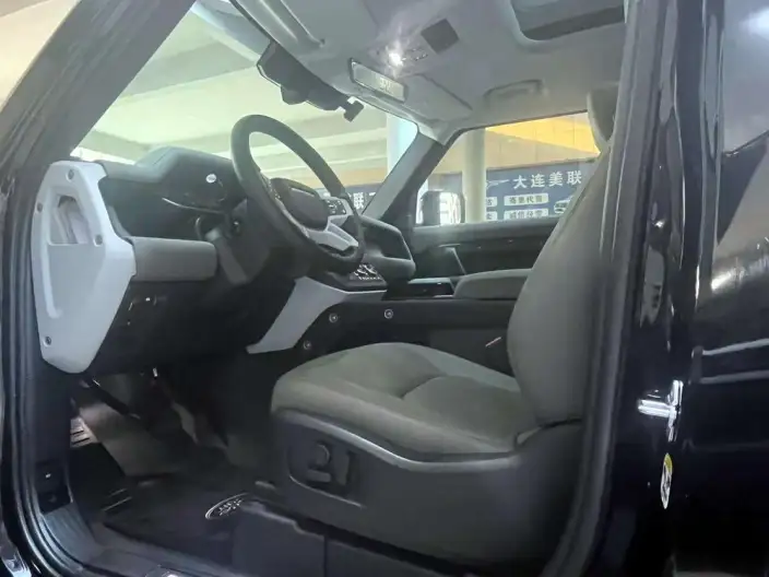 Land Rover Defender 2023 Model 90 3.0T P400 XS – фото 12