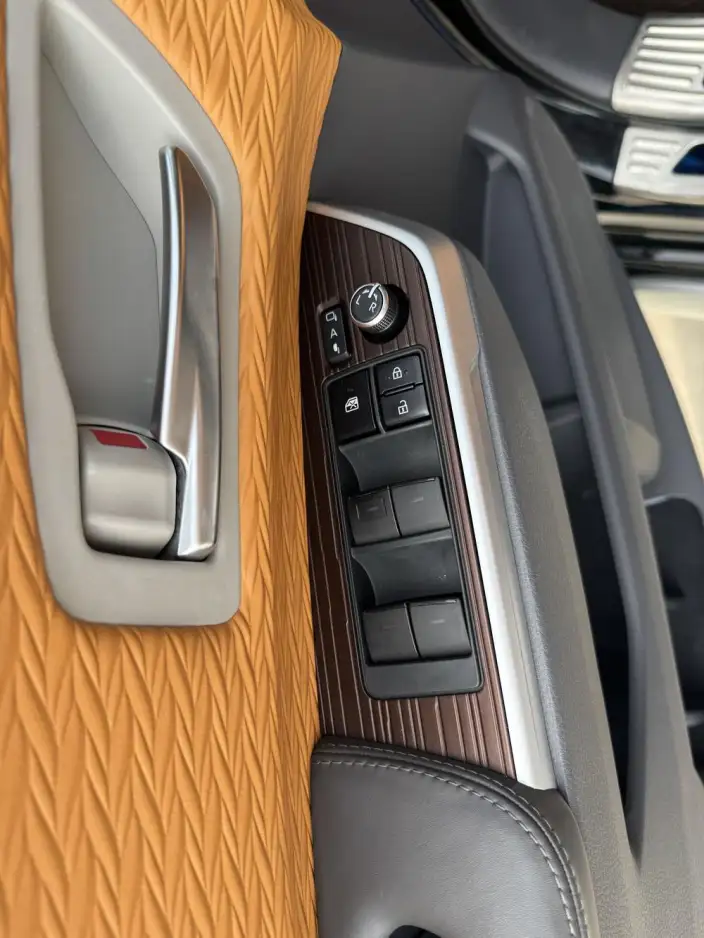 Granvia 2023 Model Intelligent Hybrid 2.5L Comfort Edition – фото 9