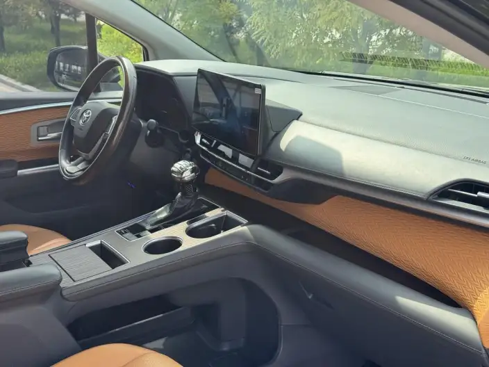 Granvia 2023 Model Intelligent Hybrid 2.5L Comfort Edition – фото 12