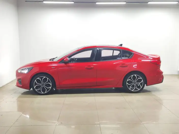 Ford Focus 2021 Model Sedan EcoBoost 180 Automatic ST Line – фото 4