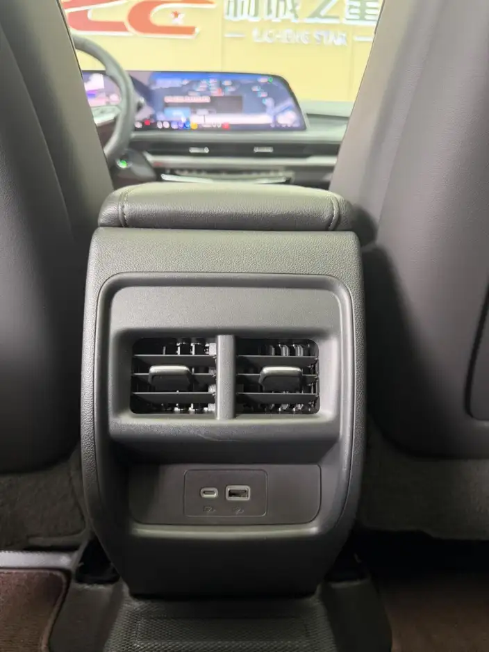 Cadillac XT4 2024 Model Facelift 28T 2WD Noble Model – фото 10