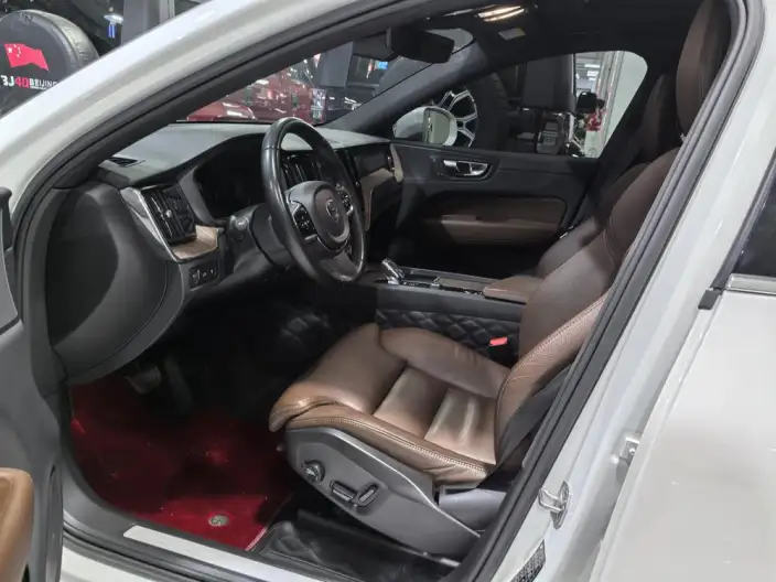 Volvo XC60 PHEV 2022 Model T8 4WD Smart Range Sports Edition – фото 10