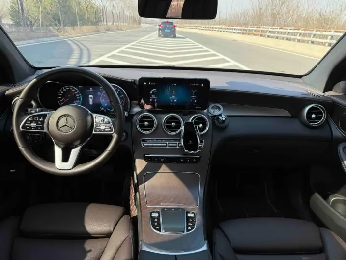 Mercedes-Benz GLC 2020 Model GLC 260 L 4MATIC Luxury Model – фото 11