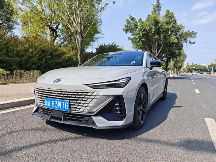 Changan UNI-V 2022 Model 1.5T Noble Model – фото 1