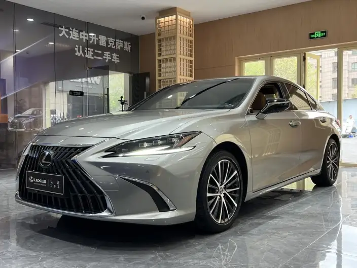 Lexus ES 2022 Model 300h Premium – фото 1