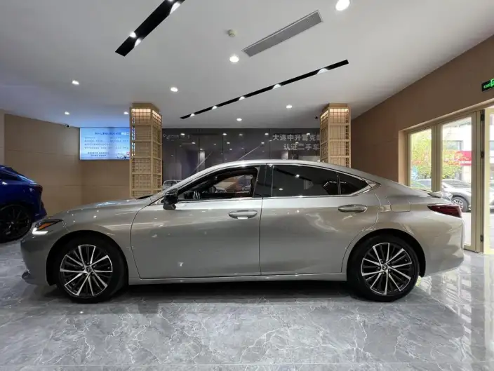 Lexus ES 2022 Model 300h Premium – фото 3