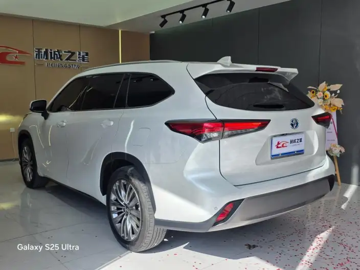 Toyota Highlander 2023 Model Hybrid 2.5L 4WD Premium Edition 7 seat – фото 4