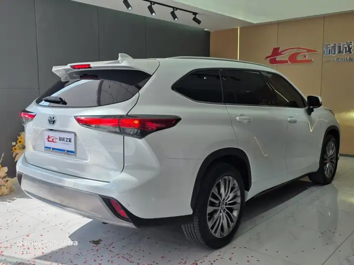 Toyota Highlander 2023 Model Hybrid 2.5L 4WD Premium Edition 7 seat – фото 6