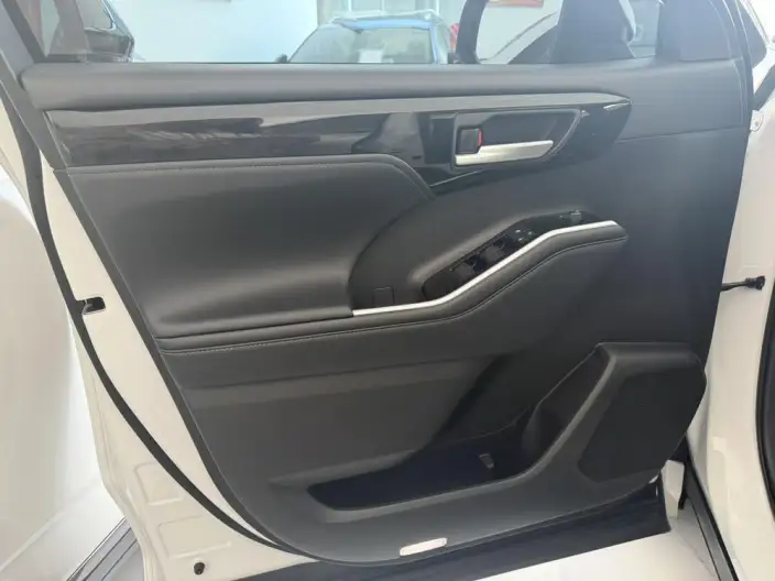 Toyota Highlander 2023 Model Hybrid 2.5L 4WD Premium Edition 7 seat – фото 9