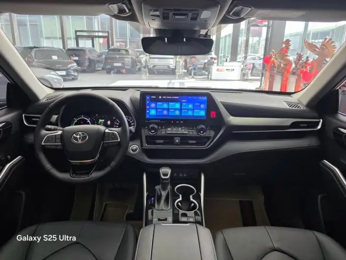 Toyota Highlander 2023 Model Hybrid 2.5L 4WD Premium Edition 7 seat – фото 11