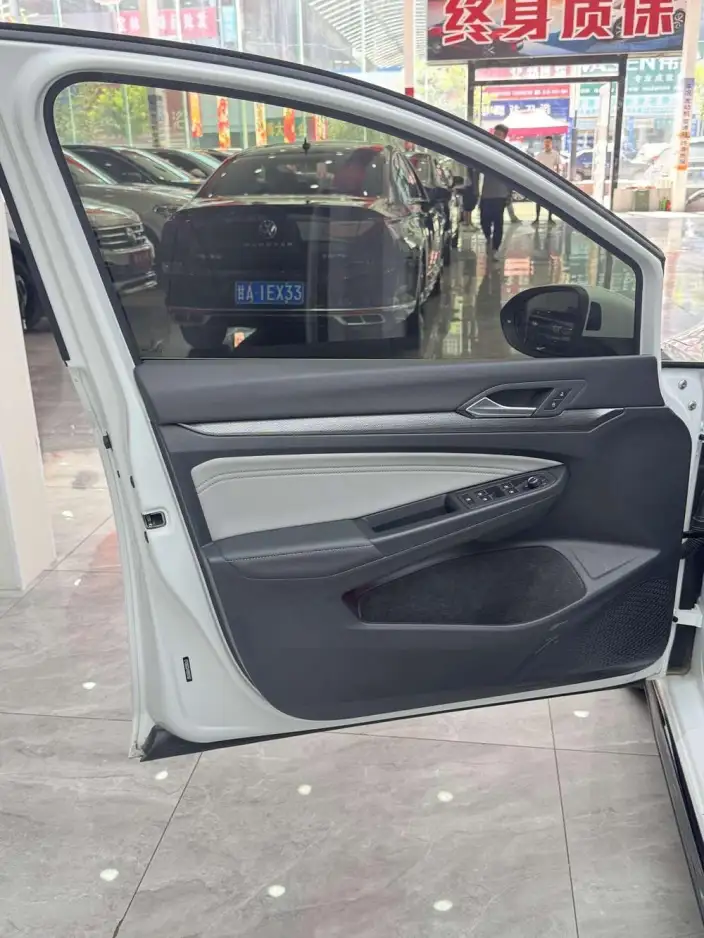 Volkswagen Golf 2025 Model Facelift 300TSI R-Line – фото 16