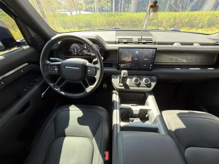 Land Rover Defender 2025 Model 110 3.0T P400 HSE X-Dynamic – фото 11