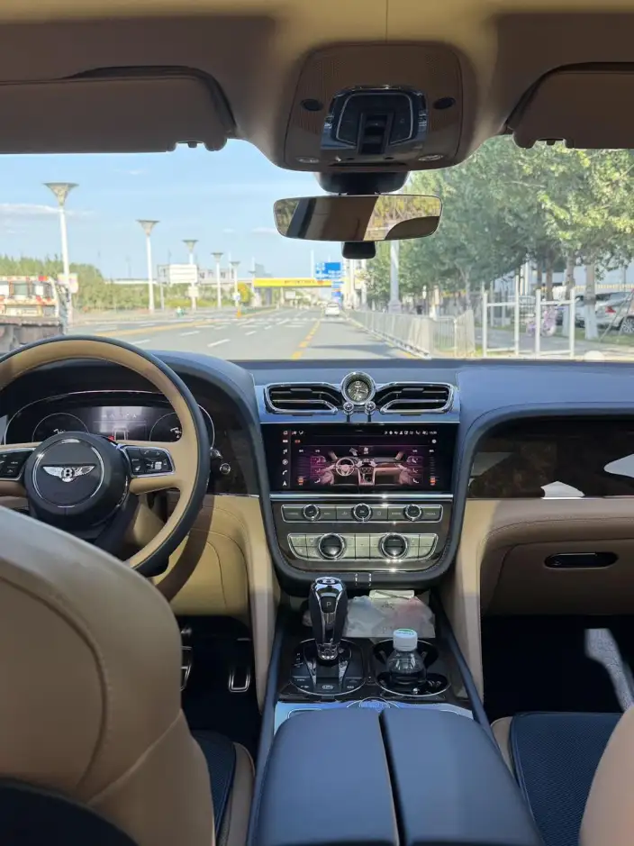 Bentayga 2022 Model 4.0T V8 S – фото 8