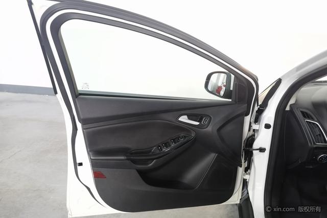 Ford Focus 2018 Classic Hatchback 1.6L Automatic Style Smart – фото 11