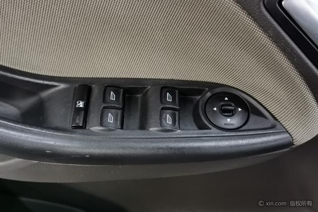 Ford Focus Sedan 2012 1.6L Automatic Comfort – фото 12