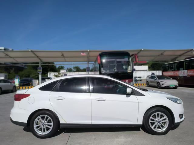 Ford Focus 2015 Sedan 1.6L Automatic Fashion – фото 4