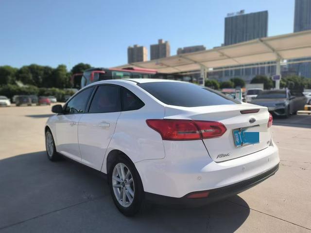Ford Focus 2015 Sedan 1.6L Automatic Fashion – фото 9
