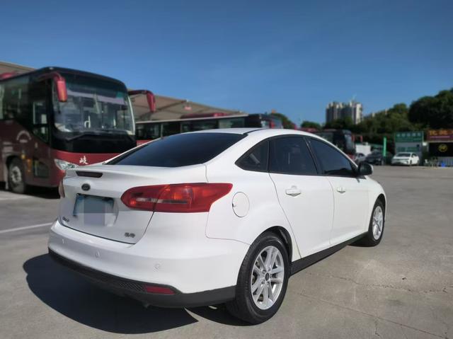 Ford Focus 2015 Sedan 1.6L Automatic Fashion – фото 10