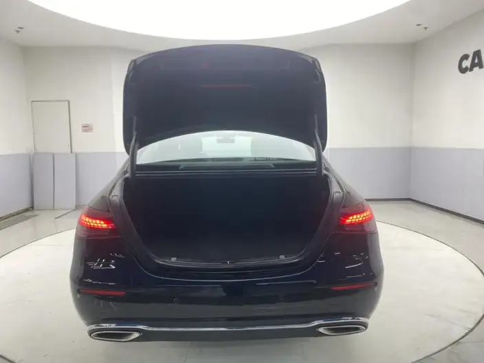 Mercedes-Benz E-Class PHEV 2023 Model E 350 e L sedan – фото 16