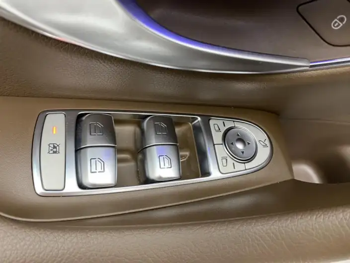 Mercedes-Benz E-Class PHEV 2023 Model E 350 e L sedan – фото 28