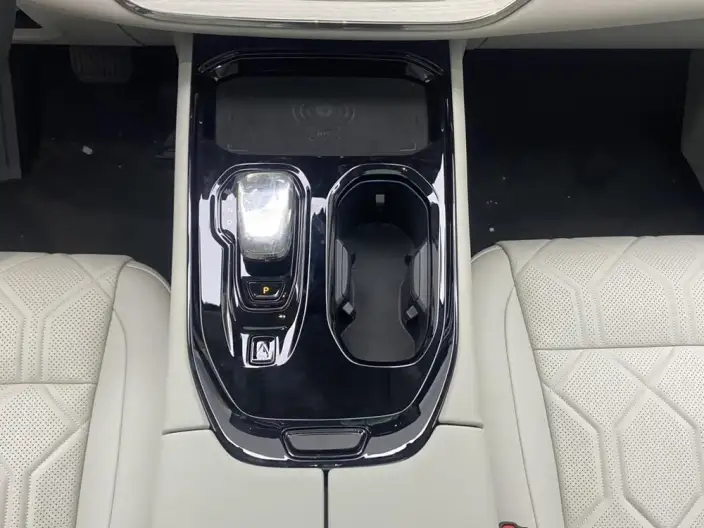 Volvo EM90 2025 Model Ultra VI seat – фото 17