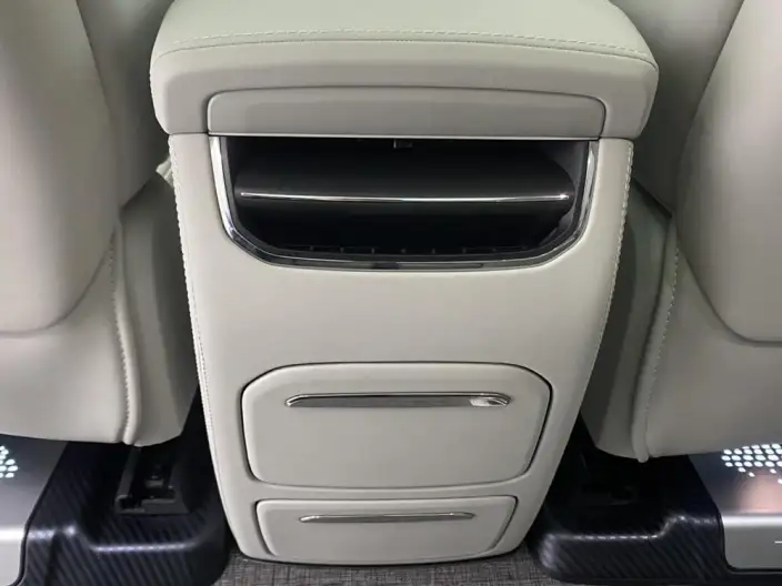 Volvo EM90 2025 Model Ultra VI seat – фото 21