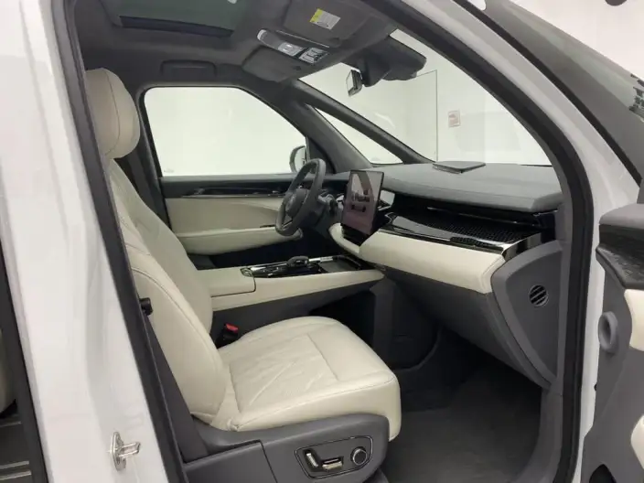 ZEEKR 009 2024 Model VI seat Executive Edition 4WD 108kWh – фото 9