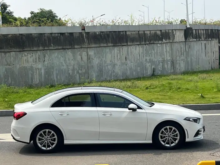 Mercedes-Benz A-class 2021 Model A 200 L Sports sedan Dynamic Edition – фото 8