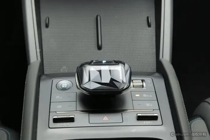QinL DM 2024 Model DM-i 80KM Leading Model – фото 8