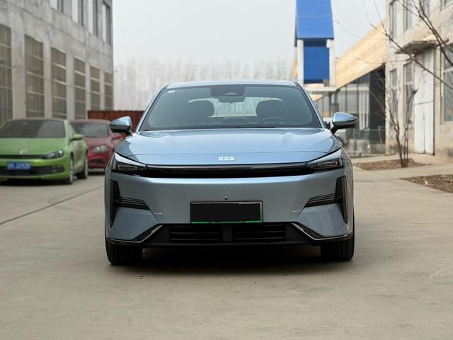 Geely Galaxy L6 2025 модификация 1.5 EM-i DHT 140KM Galaxy Edition – фото 3