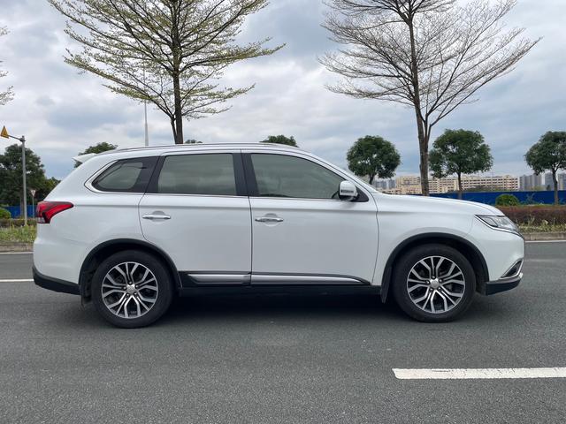 Mitsubishi Outlander 2018 2.4L AWD Elite 5-Seater – фото 4