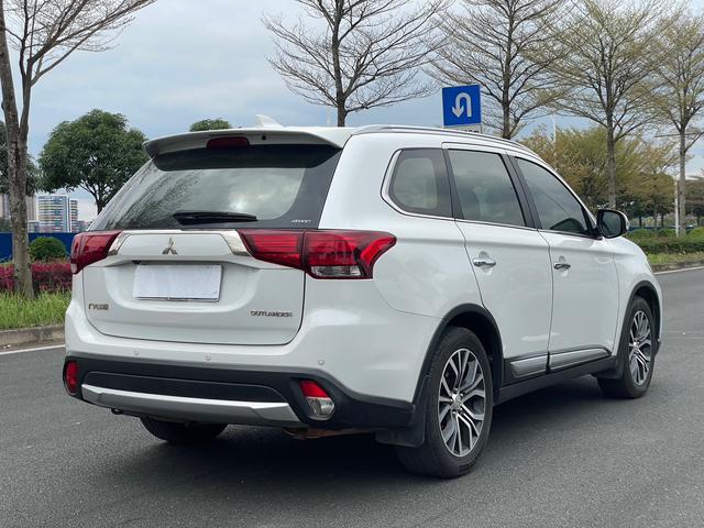 Mitsubishi Outlander 2018 2.4L AWD Elite 5-Seater – фото 5