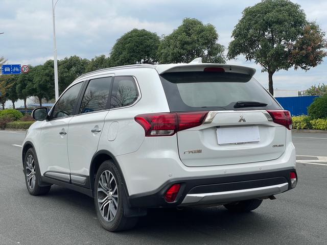 Mitsubishi Outlander 2018 2.4L AWD Elite 5-Seater – фото 7