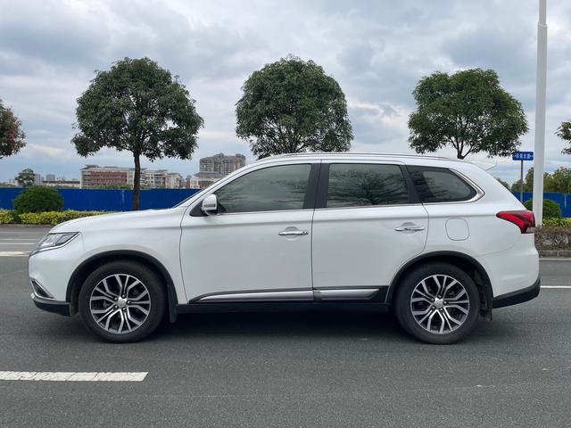 Mitsubishi Outlander 2018 2.4L AWD Elite 5-Seater – фото 8