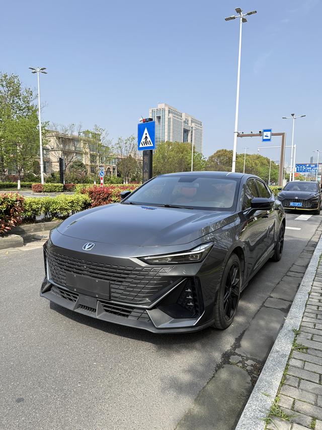 Changan UNI-V 2022 1.5T Premium – фото 1