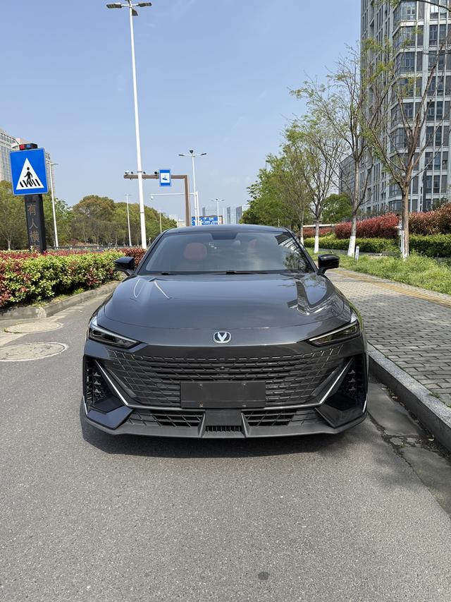 Changan UNI-V 2022 1.5T Premium – фото 2