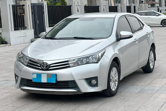 Toyota Corolla 2017 модификация 1.6L CVT GL – фото 1