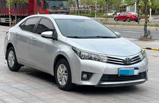 Toyota Corolla 2017 модификация 1.6L CVT GL – фото 3