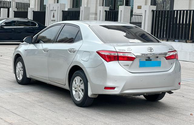 Toyota Corolla 2017 модификация 1.6L CVT GL – фото 9